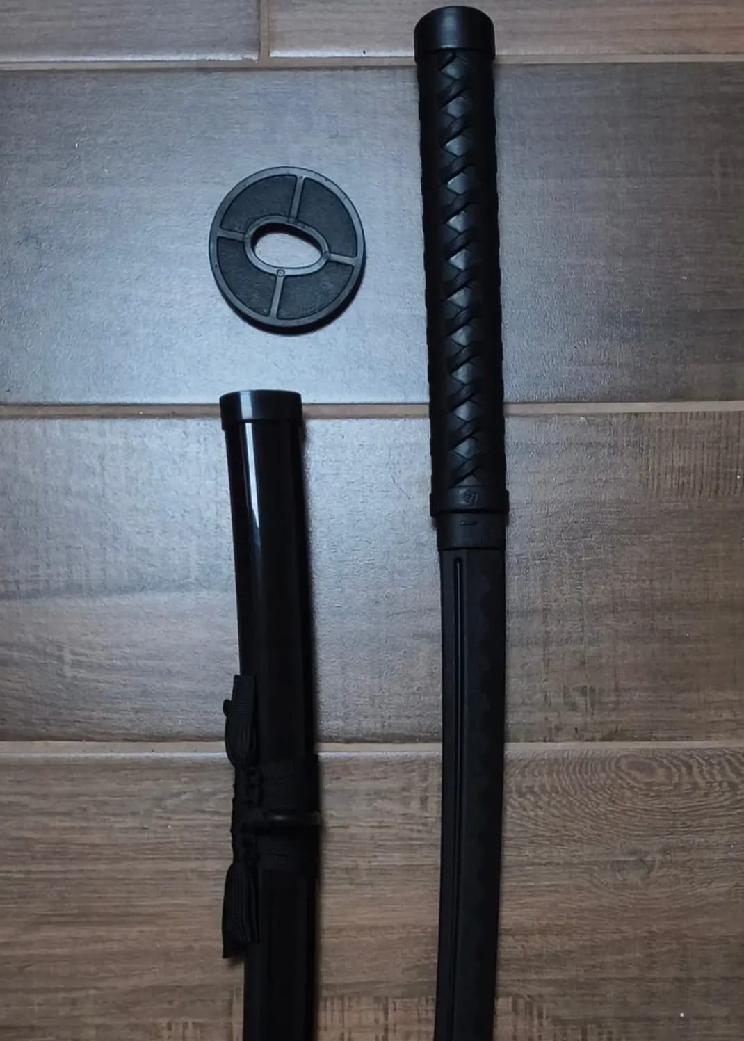 Juego de katana negra con empuñadura, vaina y tsuba