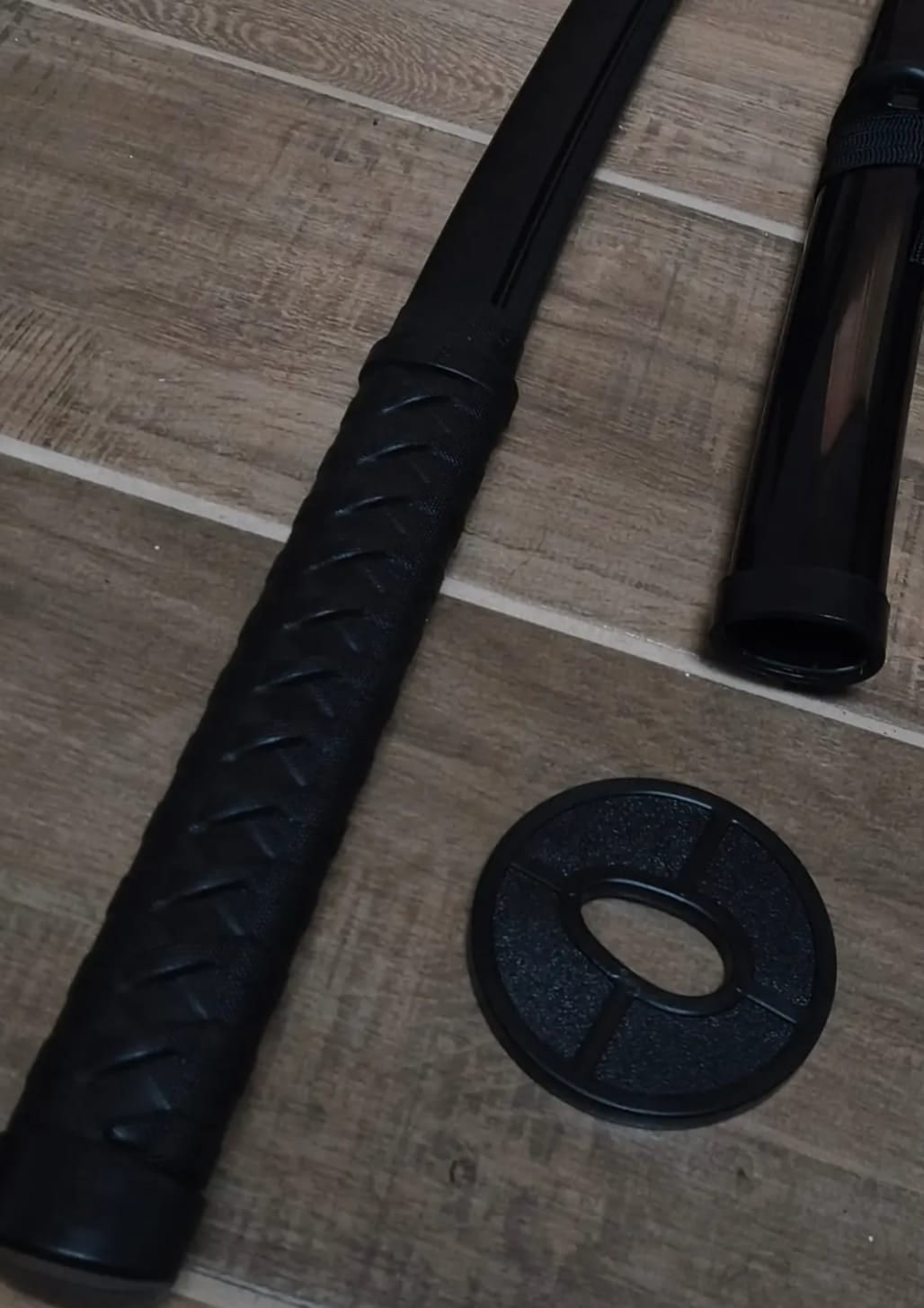 Empuñadura y vaina negras en detalle