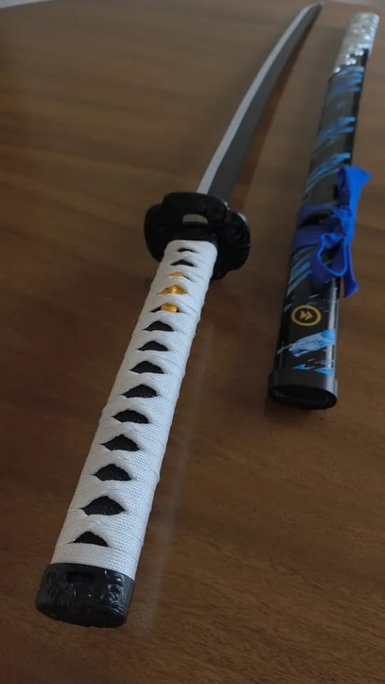 Katana con empuñadura blanca y vaina azul