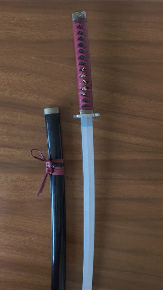 Katana con empuñadura rosa y hoja brillante
