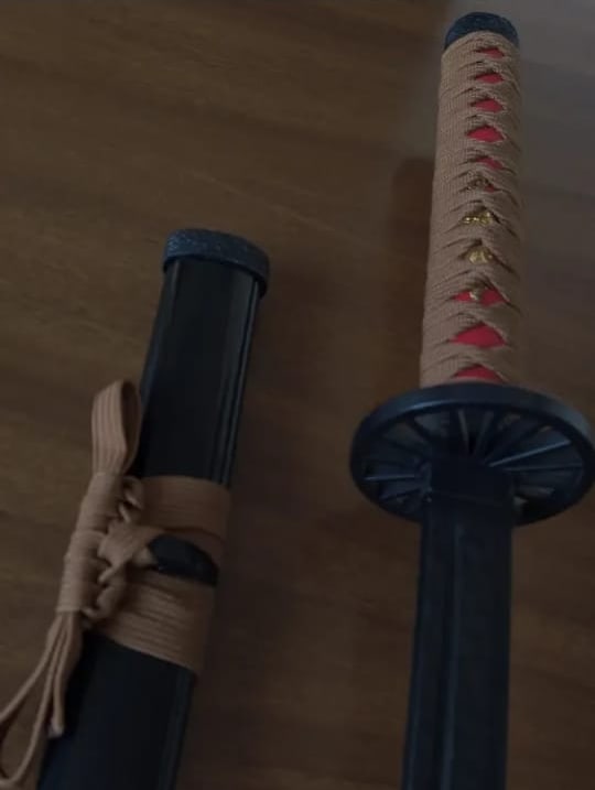 Katana con empuñadura caqui y detalles rojos