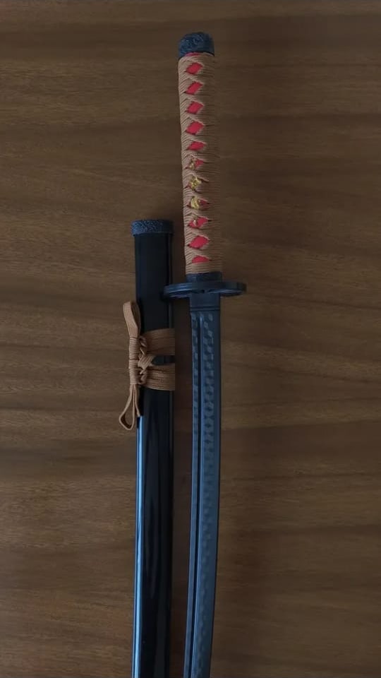 Vista completa de la katana caqui
