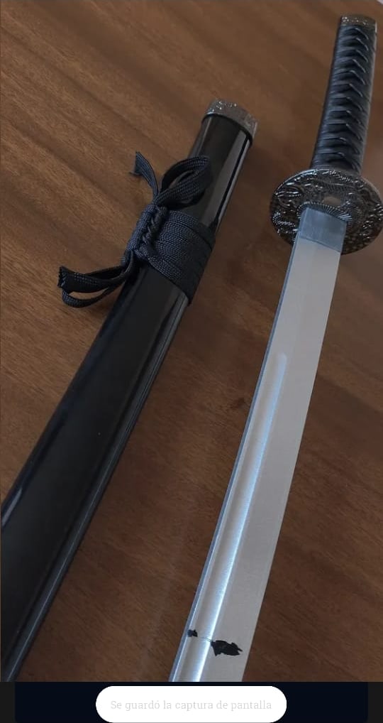 Katana con tsuba plateada labrada